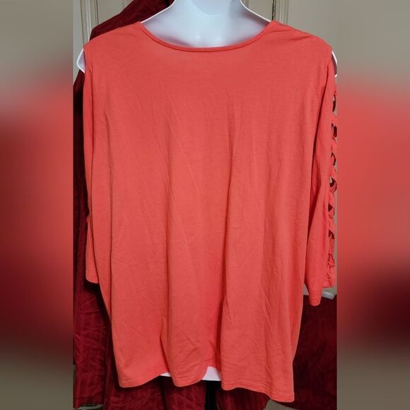 #057 Roaman's Coral top with cutouts on 3-quarter length sleeves.Sze. 30/32W - Picture 2 of 6